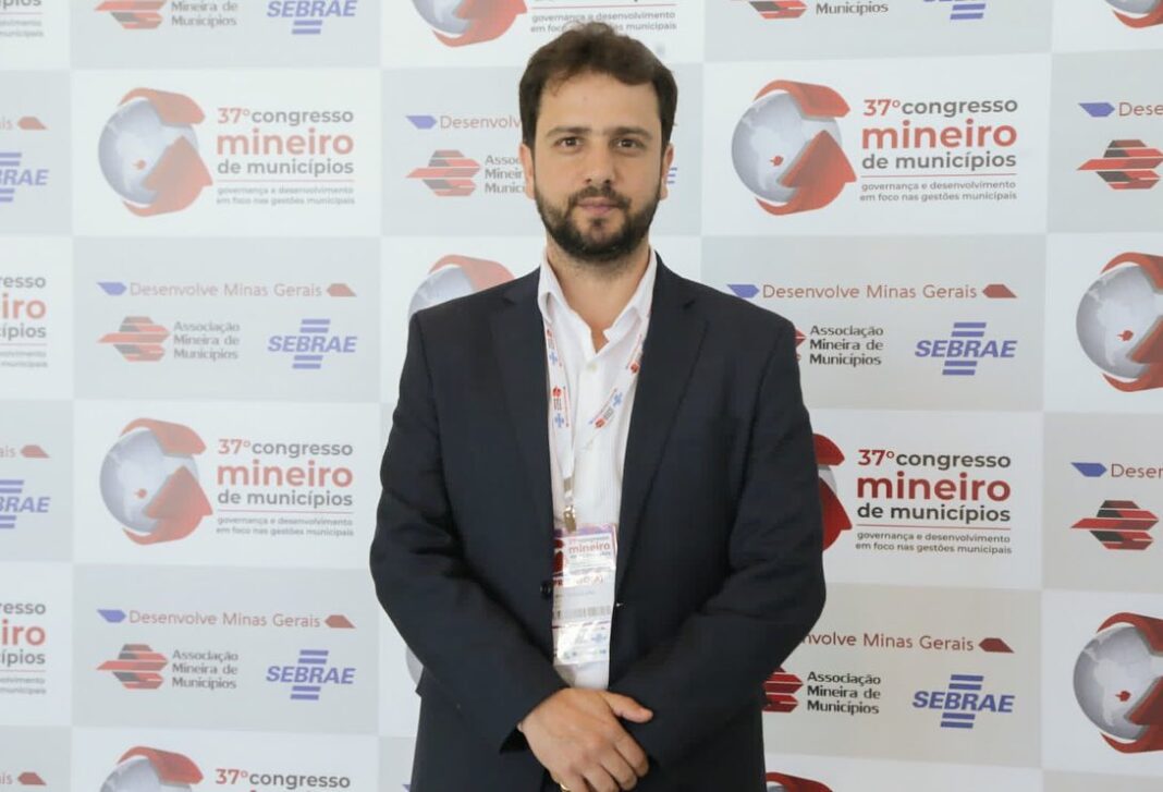 '4 anos em 1': Juliano Duarte é ovacionado em Mariana (MG) antes do show de Paula Fernandes '4 anos em 1': Juliano Duarte é ovacionado em Mariana (MG) antes do show de Paula Fernandes