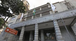 Prefeitura de BH mantém obrigatoriedade de uso de máscaras em ambientes fechados Prefeitura mantém obrigatoriedade de uso de máscaras em ambientes fechados