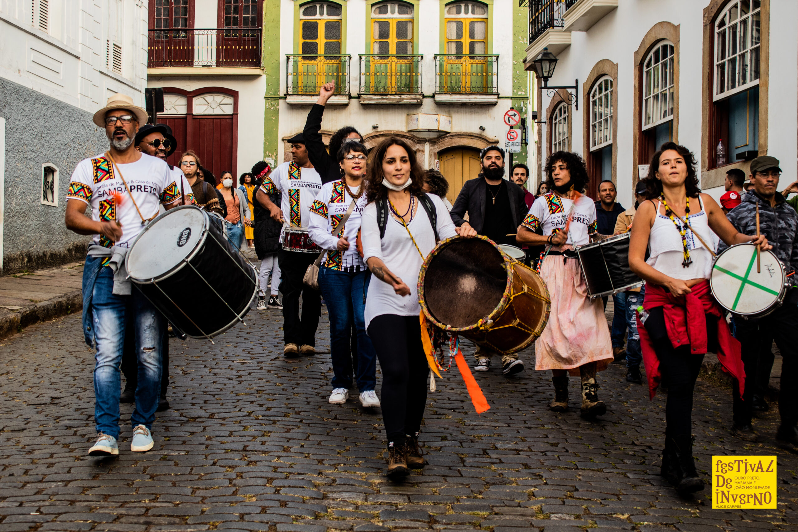 Cortejo da Escola Samba Preto nas ruas de Ouro Preto - Foto: Alice Carpes