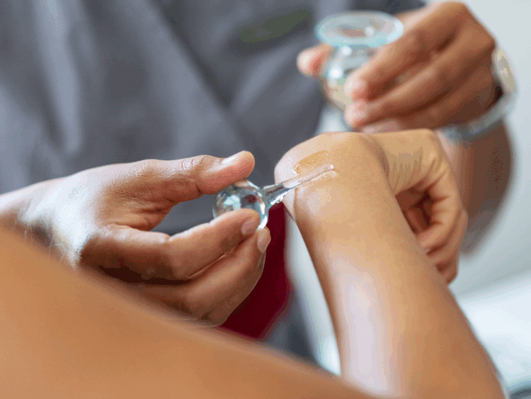 Aromaterapia com óleos essenciais, saiba como funciona e conheça 10 aromas que fazem a diferença