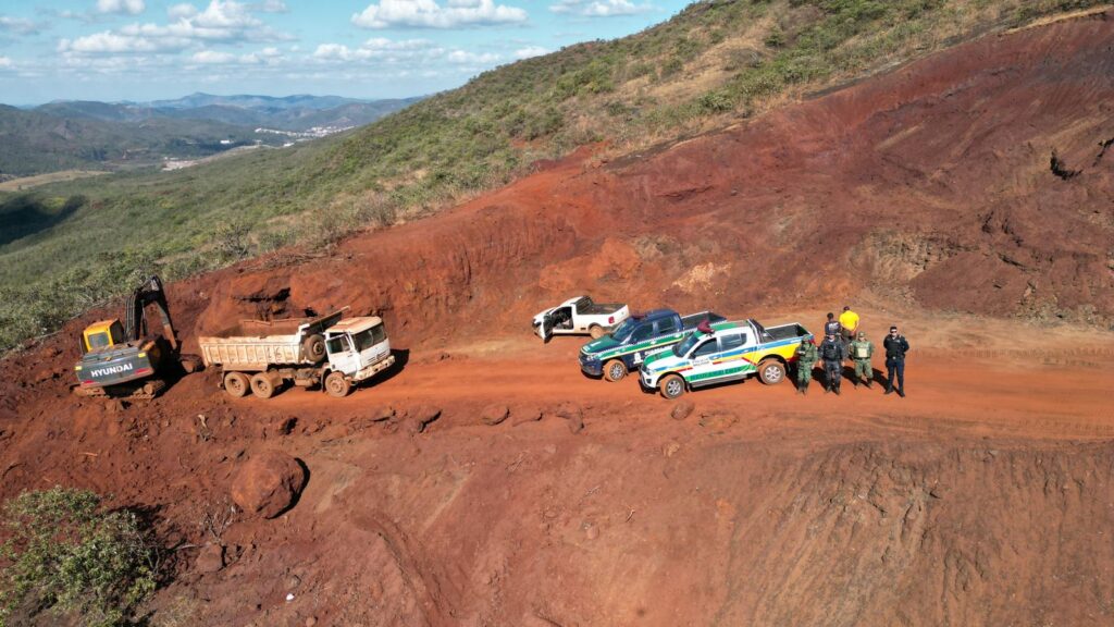 Duas pessoa são presas em operação policial combate extração ilegal de minério de ferro em Mariana