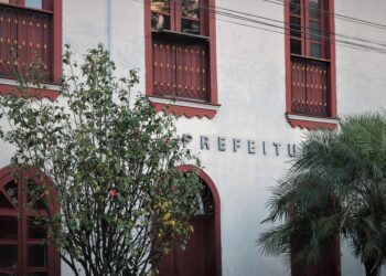 Ministério Público processa criminalmente ex-prefeito e ex-secretários municipais por contratação superfaturada de serviços de coleta de lixo e capina