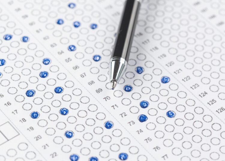 Universidade Federal realiza concurso público com 120 vagas para cargos na área técnico administrativa