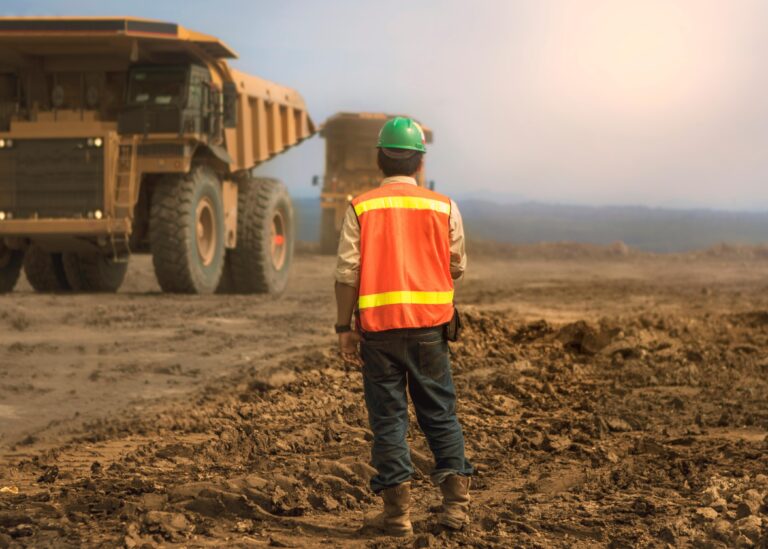 Mineradora de ferro contrata auxiliar de manutenção, faturista e técnico
