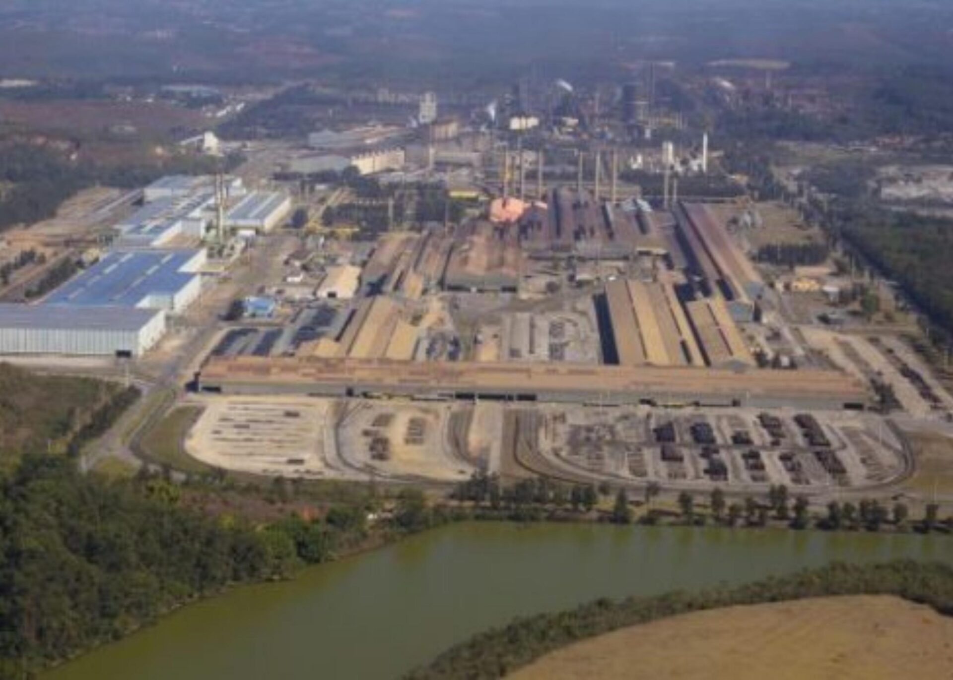 Gigante de siderúrgica inicia semana com 84 vagas de emprego