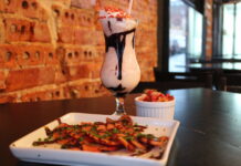 Receita de sábado: Milkshake com farofa de bacon