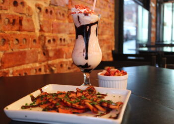 Receita de sábado: Milkshake com farofa de bacon