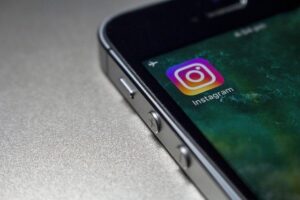 Como escolher o nome perfeito para o seu Instagram Escolher o nome para Instagram perfeito é uma tarefa difícil, mas que pode ser facilitada. Abaixo mostramos dicas do que fazer: 1. Torne seu nome de usuário do Insta memorável o suficiente para seu público-alvo A maioria dos perfis populares do Instagram que gostam de engajamento massivo tem nomes de usuário peculiares e legais que seu público adora. Não importa se você postar conteúdo de viagem ou fotos de animais bonitos; haverá milhares de outras contas semelhantes no mesmo nicho. Mas então o que pode diferenciar sua conta das outras além do conteúdo? Um nome de usuário do Instagram que é divertido e fácil de lembrar. Por exemplo, uma página de beleza e cosméticos tem o nome de usuário @narsicista, que é único e se assemelha ao tom de "auto-admiração" da página. 2. Otimize-o para o SEO no Instagram Para aumentar a contagem de seguidores de sua conta do Instagram, você precisa ter certeza de que seu nome de usuário está bem otimizado de acordo com as regras de SEO. Aqui estão algumas etapas básicas que você pode seguir: Etapa 1: Certifique-se de que sua palavra-chave principal esteja presente em seu nome de usuário. Isso fará com que sua conta apareça nos resultados de pesquisa para contas sugeridas se alguém pesquisar por conteúdo em seu nicho. Por exemplo, se você vende cupcakes, certifique-se de incluir a palavra "padaria" em seu nome de usuário. Etapa 2: os melhores nomes de usuário do Instagram são curtos, distintos e legíveis. Evite usar palavras muito complicadas. Seu público deve entender o que significa. Por exemplo, @padariafresca é um nome de usuário muito melhor do que @bolosdetectaveis. Isso porque as pessoas são mais propensas a procurar a palavra "fresco" para bolos do que "detectáveis". Passo 3: Não inclua caracteres especiais irrelevantes como hashtags ou emojis ou números irrelevantes em seu nome de usuário. Por exemplo, @cool#$xoxogirl pode parecer na moda para você, mas tem uma chance menor de aparecer nos resultados de pesquisa, e parece spam. Passo 4: O nome de usuário deve estar no idioma do seu público-alvo dentro do limite de caracteres. 3. Use um gerador de nome de usuário para os melhores nomes de usuário do Instagram Não está criativo o suficiente para fazer um brainstorming de um nome de usuário do Instagram por conta própria? Existem geradores de nomes para Instagram que você pode usar para gerar um nome de usuário incrivelmente perfeito. A maioria das sugestões são cativantes, otimizadas e melhor ajustadas para o seu nicho. 4. Faça com que ele corresponda a nomes de usuário em suas outras redes sociais, como TikTok e Snapchat Temos certeza de que você não quer criar uma marca pessoal ou uma página de promoção de produto em uma única plataforma. Portanto, antes de finalizar um nome de usuário específico, verifique se ele está disponível em outras contas de mídia social. Por que você deve seguir um nome de usuário consistente em todas as plataformas? • Depois que as pessoas descobrirem você em uma plataforma, elas poderão encontrá-lo facilmente em outras redes sociais, como o TikTok e o Snapchat. • Seus seguidores podem compartilhar facilmente seu conteúdo em todas as plataformas de rede social, como o Snapchat, marcando você com um único nome de usuário. • Um nome de usuário consistente é profissional e autêntico. O que fazer se o seu nome de usuário do Instagram já estiver sendo usado? Você pode fazer algumas das coisas listadas abaixo: 1. Adicione uma pequena variação ao seu nome de usuário decidido, por exemplo, sublinhados ou uma palavra-chave extra relevante para o seu nicho. Por exemplo, @reachfitnessé um perfil de fitness popular adicionou a palavra "fitness" ao seu nome de usuário para fins de disponibilidade. Se você está preocupado que a mudança possa reduzir sua capacidade de descoberta, faça o melhor uso do seu nome de exibição. 1. Se você for uma marca específica e não puder alterar o nome de usuário, nem mesmo um símbolo, entre em contato com o titular da conta com o mesmo nome de usuário que o seu. Você pode encontrar seu e-mail provavelmente na biografia. 2. Se você puder gastar alguns reais extras por um nome de usuário, poderá registrar uma marca registrada. Mas faça desta sua última opção, já que o processo é longo e caro. 3. Confira se a conta está disponível para venda. Torne-a sua sem perder curtidas e seguidores a um preço razoável. É a opção mais fácil e mais acessível de longe. Como alterar seu nome de usuário do Instagram? Alterar o nome de usuário do Instagram é um processo bastante simples, mas você pode dar alguns passos adicionais antes dele: Informe seus usuários sobre a mudança através de suas postagens mais recentes Mudar o nome de usuário é um grande passo, então você tem que se certificar de que seus seguidores conheçam o novo nome de usuário. Caso contrário, eles podem não conseguir identificar seu conteúdo na próxima vez que ele aparecer no feed. Eles também não poderão mais marcá-lo em seus stories ou legendas do Instagram. Proteja seu nome de usuário antigo Sua conta do Instagram já é popular entre um grande número de seguidores? Proteja-a antes que as pessoas comecem a usá-la. Por exemplo, quando Leonie Hanne mudou seu nome de usuário de @ohhcoture para seu nome, ela garantiu o nome de usuário antigo primeiro. Garanta a sua verificação Deseja alterar o nome de usuário da sua conta do Instagram já verificada? Proteja com a verificação. Certifique-se de entrar em contato com a Central de Ajuda do Instagram e atualizá-los sobre o novo nome para que eles possam transferir facilmente a verificação para o seu nome de usuário. Depois de passar por essas etapas, você pode agora passar para a alteração do nome de usuário, fazendo o seguinte: Etapa 1: Clique no botão "editar perfil" na sua conta do Instagram. Você pode encontrá-lo abaixo da sua contagem de seguidores. Passo 2: Escolha a opção "nome de usuário" e exclua o antigo para substituí-lo por um novo. Passo 3: Clique no botão "concluído". Você verá uma mudança bem-sucedida em seu nome de usuário do Instagram. Agora crie seu nome de usuário exclusivo do Instagram Existem mais de 1 bilhão de contas do Instagram em todo o mundo, e a maioria delas tem nomes de usuário exclusivos. Gerar outro nome de usuário exclusivo do Instagram para uma conta em um nicho semelhante requer trabalho. Este guia detalhado deve facilitar as coisas. Comece sua caçada!