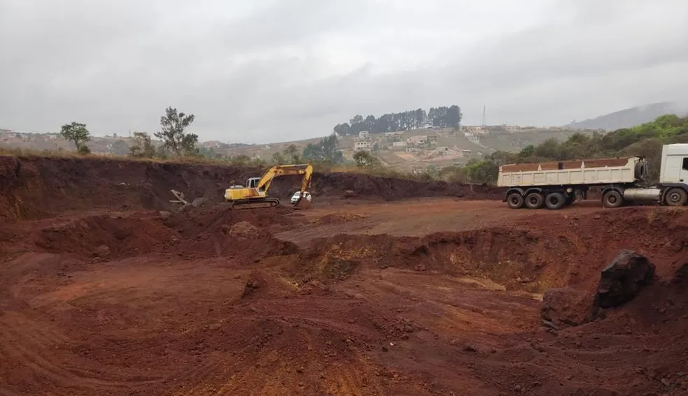 Polícia Ambiental prende 9 pessoas em flagrante por extração mineral clandestina, em Itabirito (MG)