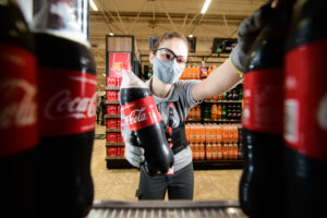 Confira dezenas de vagas de emprego temporários em Minas abertas pela Coca-Cola FEMSA
