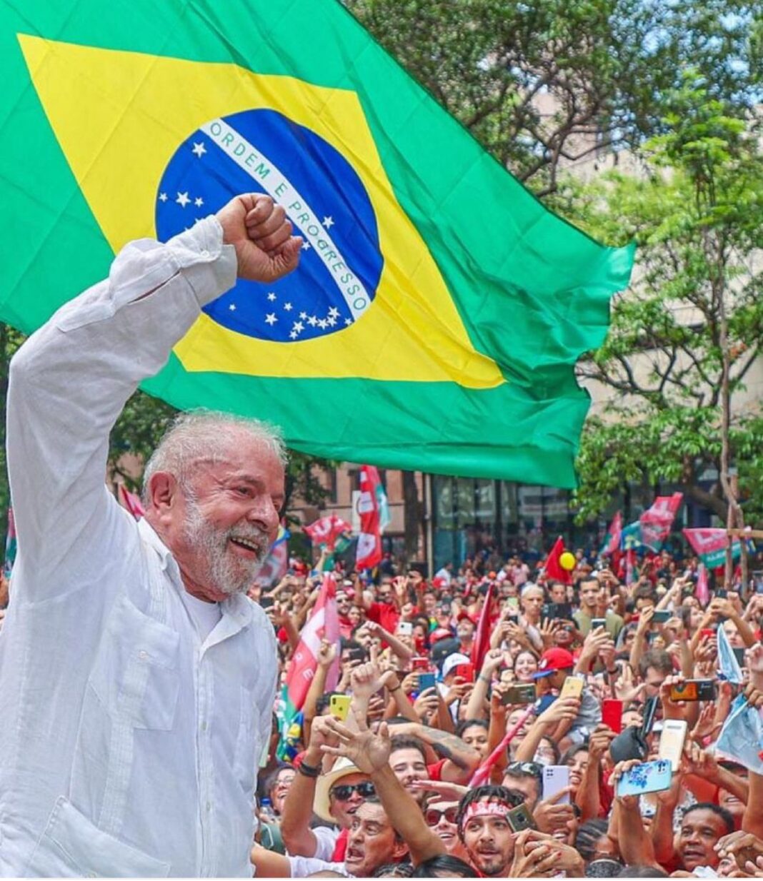 Lula carrega multidão em Belo Horizonte, com presença de Chico Buarque Lula carrega multidão em Belo Horizonte, com presença de Chico Buarque