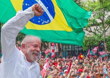 Lula carrega multidão em Belo Horizonte, com presença de Chico Buarque