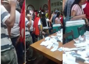 População de Ouro Preto protesta na prefeitura contra a Saneouro e deixa contas de água para o prefeito População de Ouro Preto protesta na prefeitura contra a Saneouro e deixa contas de água para o prefeito