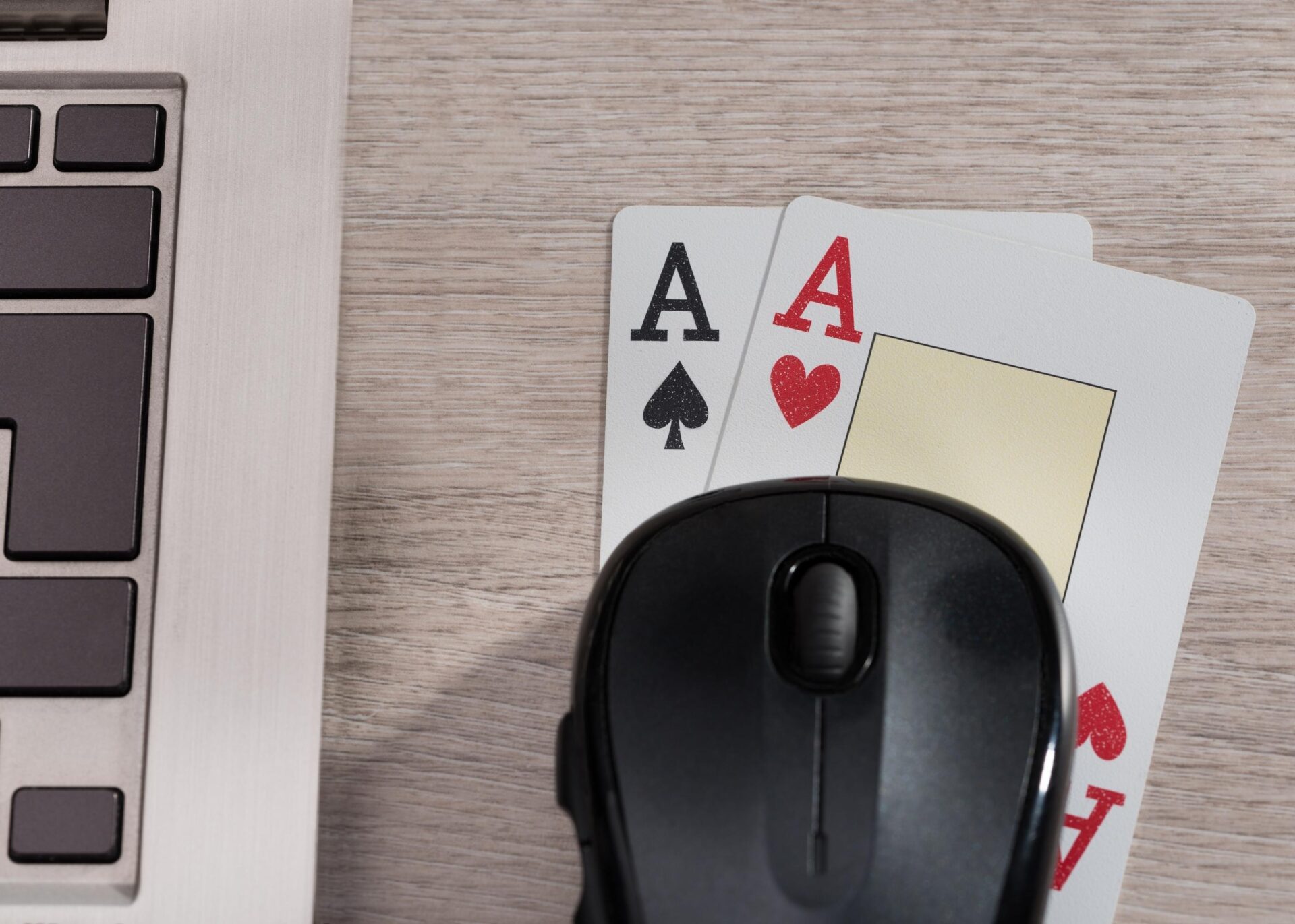 Tipos diferentes de pôquer online e presenciais