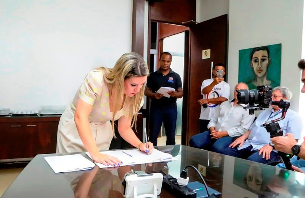 Prefeita Elisa Araújo assina protocolo de intenção - Foto: divulgação/prefeitura de Uberaba
