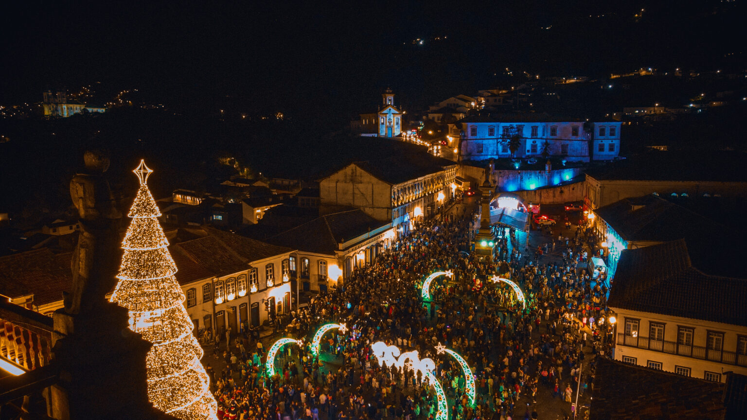 Noite mágica! Inauguração do Natal Luz de Ouro Preto leva grande público à Praça Tiradentes Inauguração do Natal Luz de Ouro Preto leva grande público à Praça Tiradentes