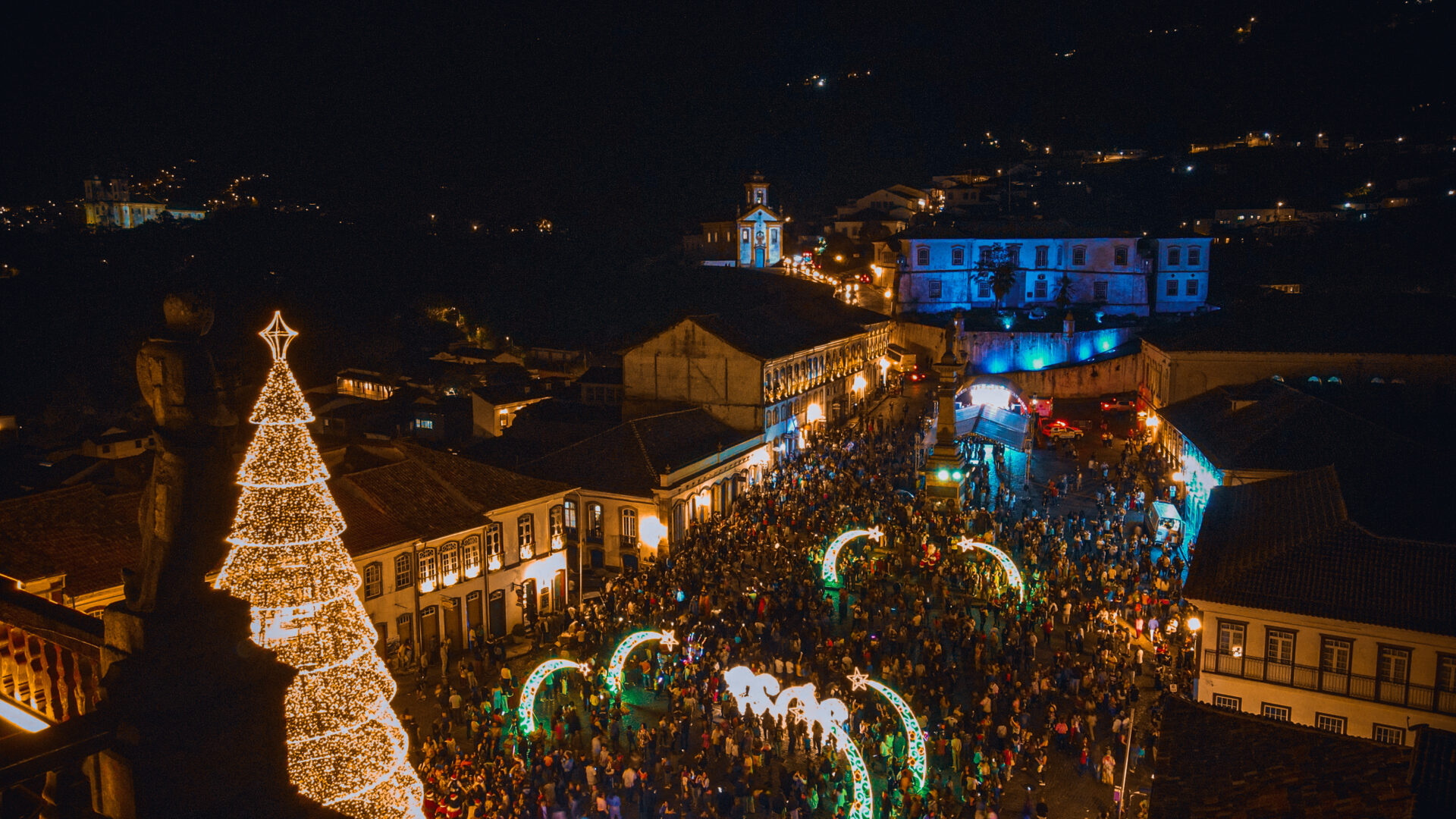 Inauguração do Natal Luz de Ouro Preto leva grande público à Praça Tiradentes