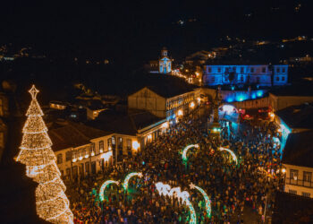 Inauguração do Natal Luz de Ouro Preto leva grande público à Praça Tiradentes