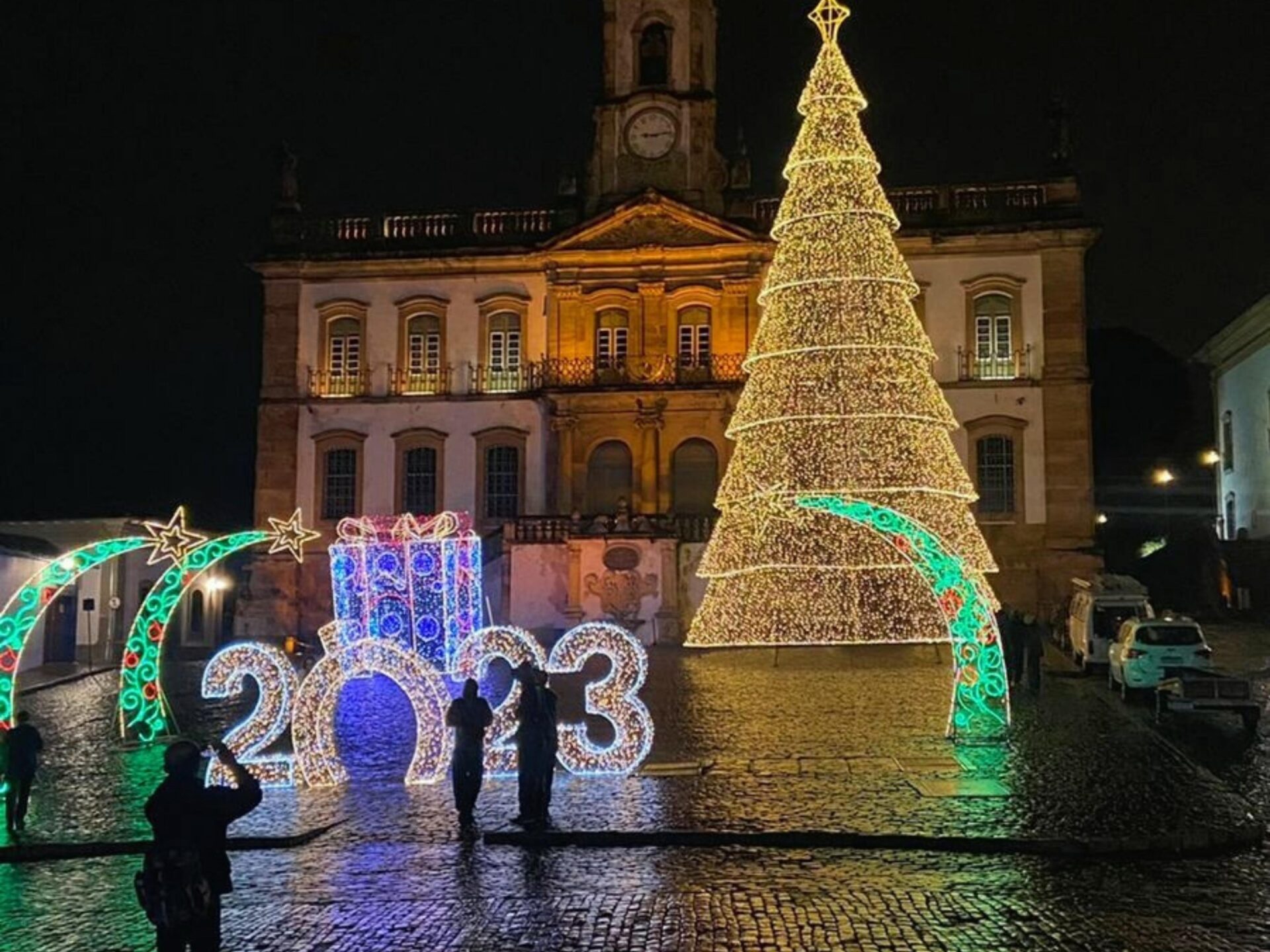 Decoração de Natal já pode ser vista no centro histórico de Ouro Preto