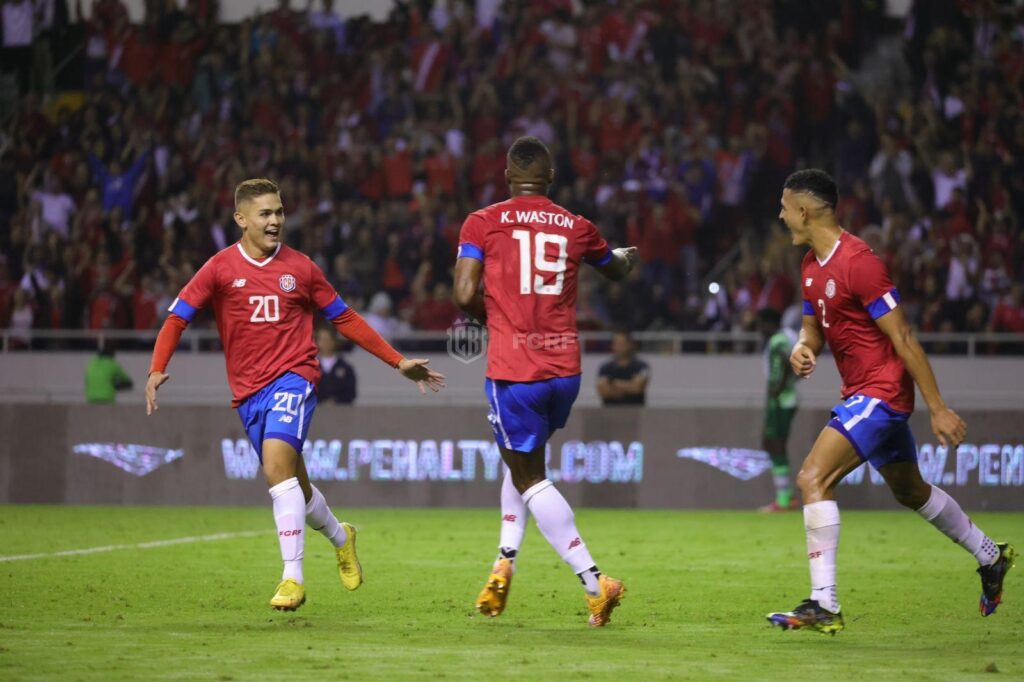 Jogadores costarriquenhos comemoram gol