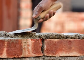 Empregos em obras: Plataforma Recoloca Rio Doce tem mais de 520 vagas para Mariana e região