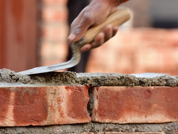 Empregos em obras: Plataforma Recoloca Rio Doce tem mais de 520 vagas para Mariana e região