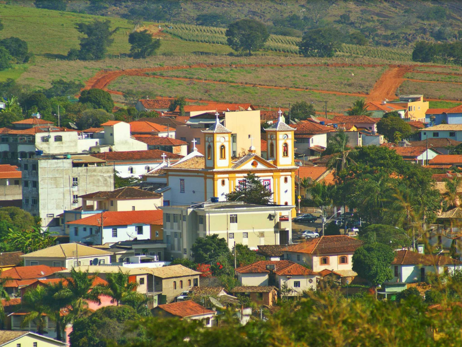 Barragem transborda e causa danos ambientais em cidade mineira Barragem transborda e causa danos ambientais em cidade mineira