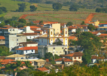 Barragem transborda e causa danos ambientais em cidade mineira