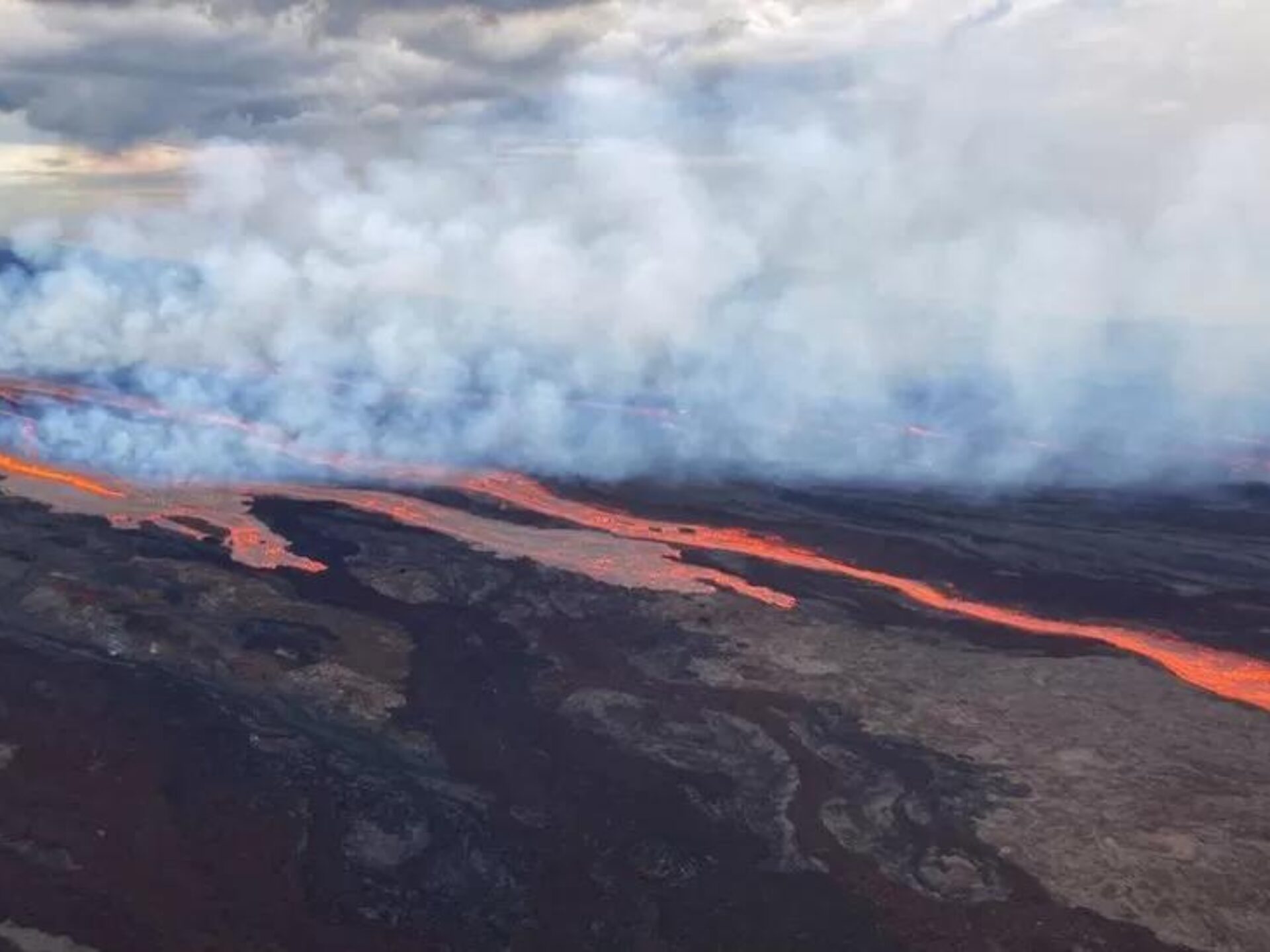Maior vulcão ativo no mundo entra em erupção no Havaí