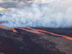 Maior vulcão ativo no mundo entra em erupção no Havaí Maior vulcão ativo no mundo entra em erupção no Havaí