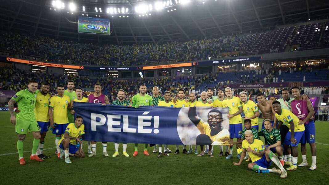 Após vitória da Seleção, jogadores brasileiros homenageiam Pelé com faixa Após vitória da Seleção, jogadores brasileiros homenageiam Pelé com faixa