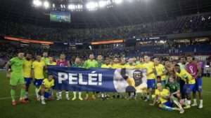 Após vitória da Seleção, jogadores brasileiros homenageiam Pelé com faixa Após vitória da Seleção, jogadores brasileiros homenageiam Pelé com faixa