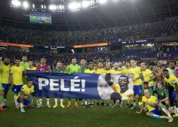 Após vitória da Seleção, jogadores brasileiros homenageiam Pelé com faixa