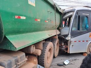 Acidente com ônibus desgovernado deixa 20 pessoas feridas em Mariana (MG) Ônibus desgovernado deixa 20 pessoas feridas em Mariana (MG)