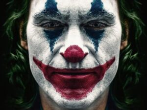 Coringa 2 já está sendo gravado e foto de Joaquin Phoenix no set é divulgada Joaquin Phoenix em foto de divulgação de "Coringa". Crédito: Warner Bros Joaquin Phoenix em foto de divulgação de "Coringa"