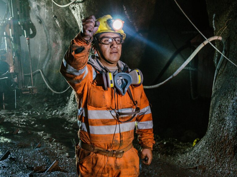 AngloGold contrata analistas, auxiliares, eletricistas, engenheiros, mecânicos, operadores e técnicos