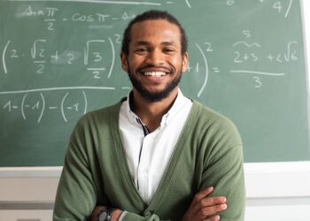 Universidade federal anuncia processo de seleção com 206 vagas para professores