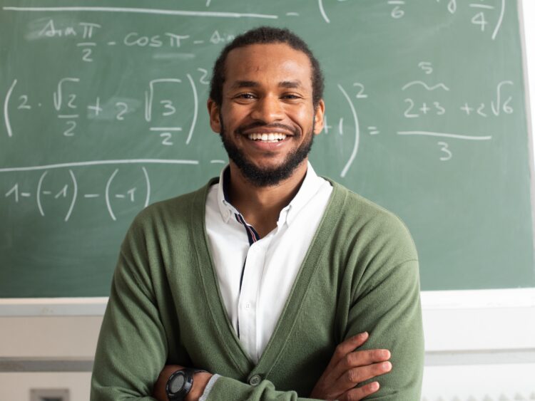 Universidade federal anuncia processo de seleção com 206 vagas para professores