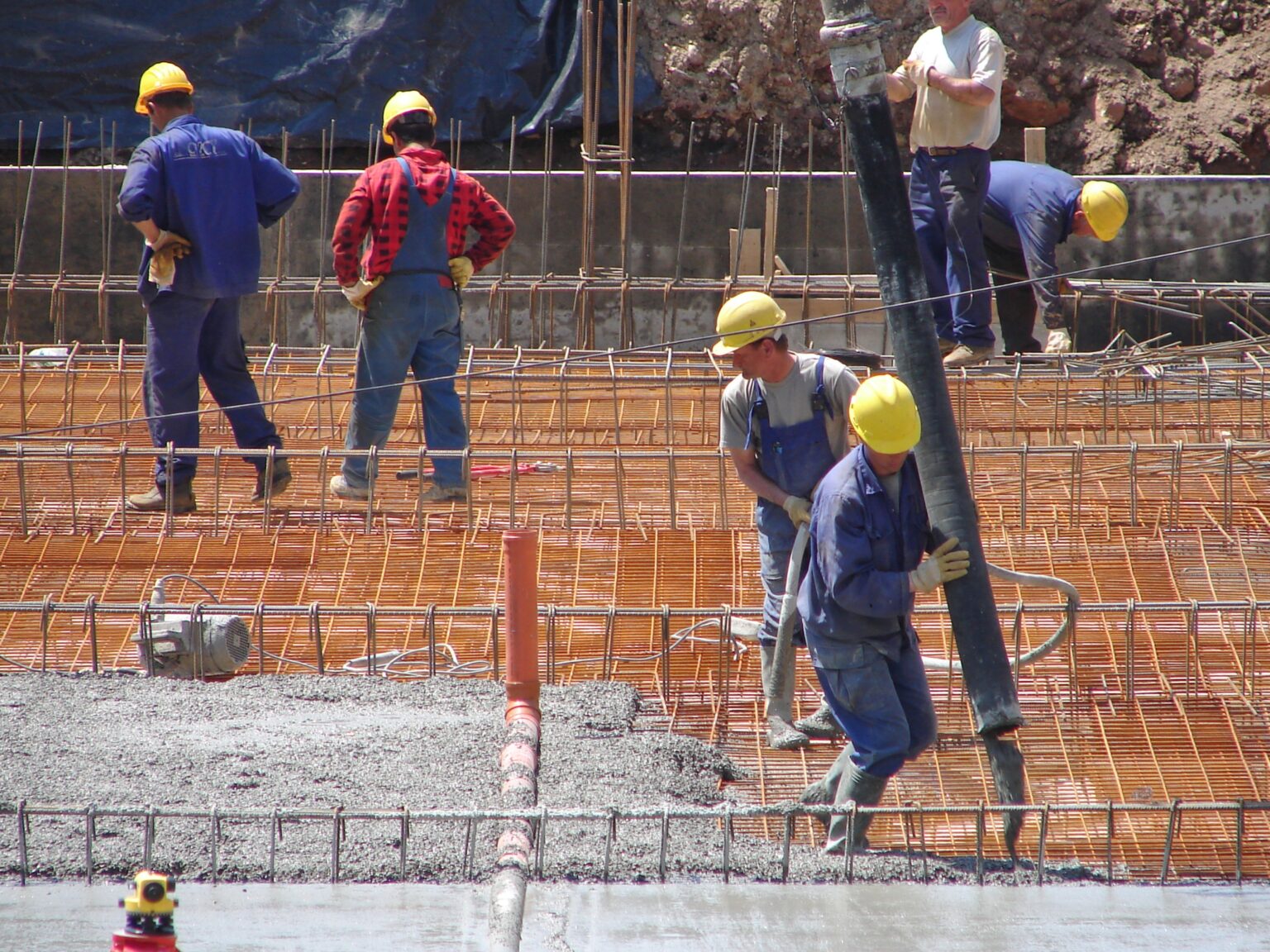 Grupo de construção civil pesada busca profissionais com urgência