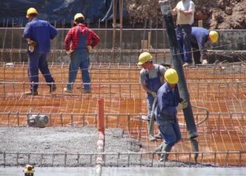 Grupo de construção civil pesada busca profissionais com urgência
