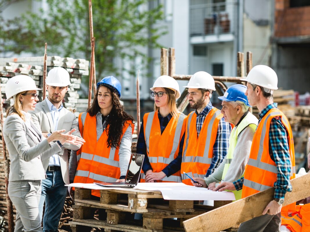 Mais de 600 vagas: servente de obras, pedreiros, carpinteiros e outras oportunidades disponíveis em MG na construção civil Mais de 600 vagas: servente de obras, pedreiros, carpinteiros e outras oportunidades disponíveis em MG na construção civil