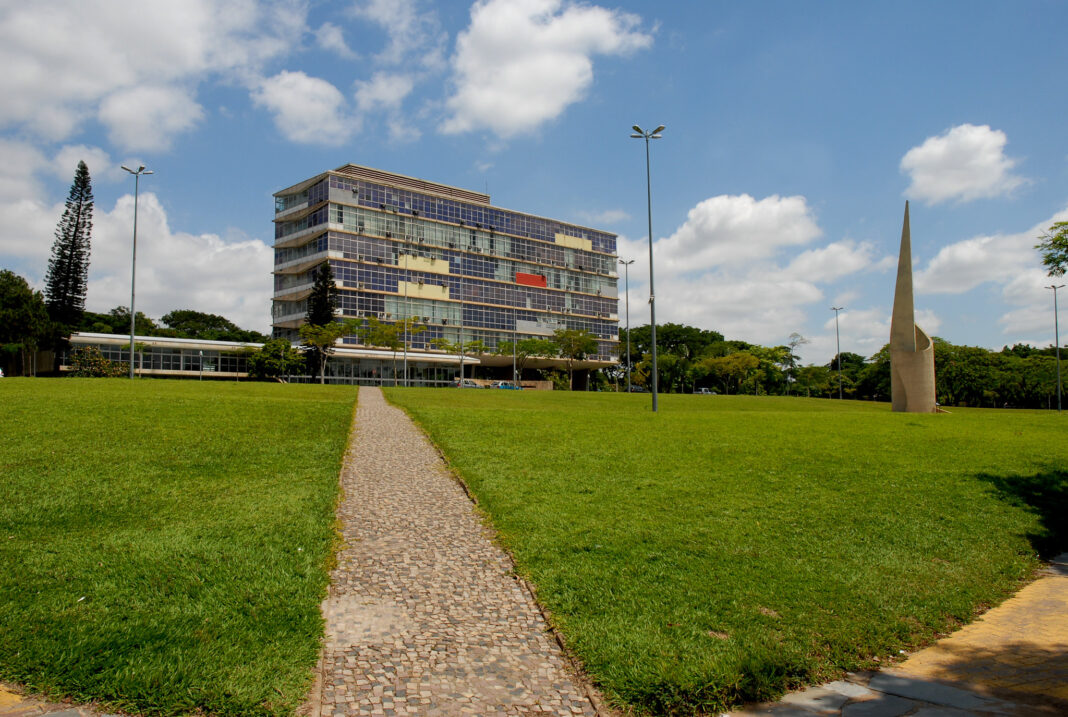 Concurso público da UFMG tem 56 vagas de nível médio e superior Concurso público da UFMG tem 56 vagas de nível médio e superior