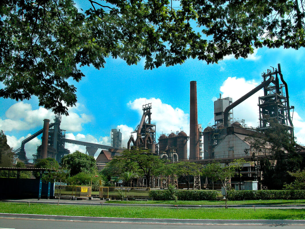Plano de investimento da Usiminas prevê geração de 8 mil empregos em MG Plano de investimento da Usiminas prevê geração de 8 mil empregos em MG