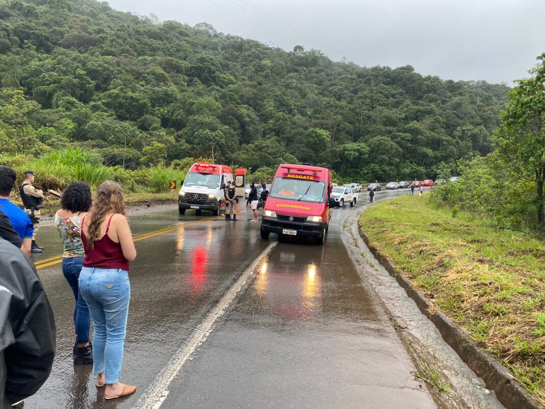 Ouro Preto: acidente entre carro e carreta deixa BR-356 interditada na tarde de domingo Ouro Preto: acidente entre carro e carreta deixa BR-356 interditada na tarde de domingo