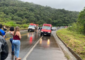 Ouro Preto: acidente entre carro e carreta deixa BR-356 interditada na tarde de domingo