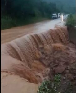 Trecho na MG-262 que liga Mariana a Ponte Nova cede e trânsito é interditado parcialmente Trecho na MG-262 que liga Mariana a Ponte Nova cede e trânsito é interditado parcialmente