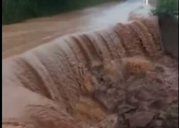 Trecho na MG-262 que liga Mariana a Ponte Nova cede e trânsito é interditado parcialmente