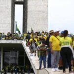 Prisão de "patriotas" enquanto políticos de extrema direita seguem libertos é a prova robusta de que ignorância jamais será uma benção