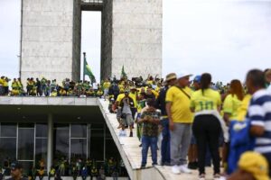 Opinião: Prisão de “patriotas” enquanto políticos de extrema direita seguem libertos é prova de que a ignorância jamais será uma benção Prisão de "patriotas" enquanto políticos de extrema direita seguem libertos é a prova robusta de que ignorância jamais será uma benção