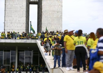 Prisão de "patriotas" enquanto políticos de extrema direita seguem libertos é a prova robusta de que ignorância jamais será uma benção